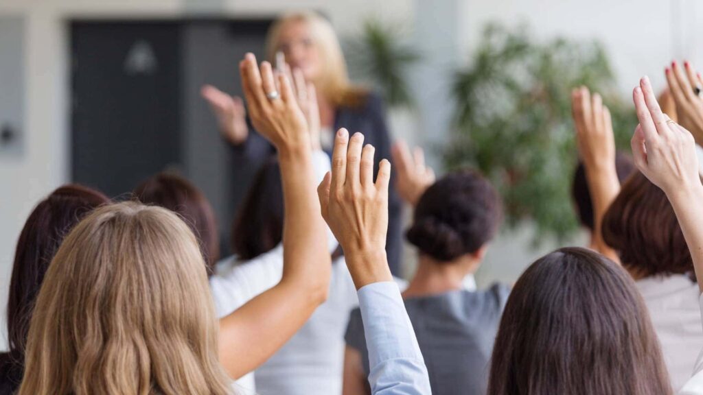 En las subastas públicas se venden bienes muebles o inmuebles al mejor precio ofrecido por los participantes